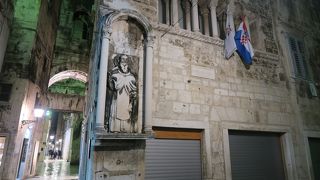 時計台の横にあります。石造りの小さな門です！目立ちません！