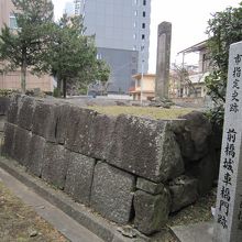 ３石積みと門跡石柱