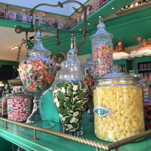 百味ビーンズやフロッグチョコ マカロンなどのお菓子がたくさん By Some ハニーデュークスのクチコミ フォートラベル