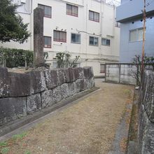 ８裏から門跡の通路