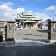 ３正門正面