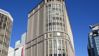 日本橋から交差点を渡り