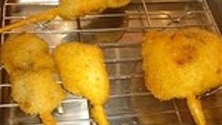 通天閣下で串揚げを楽しむ