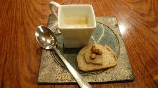 料理は美味しいけれど落ち着かない