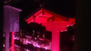 夜は、目立つライトアップしてました