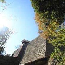 大手に向かって石畳の坂道を上がる