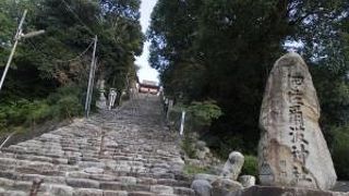 長い石段を上がると。