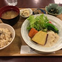 日替わりの定食。メインと、小鉢数種類がつきます