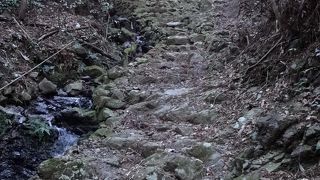 昔の方の旅の苦労がしのばれますーー。