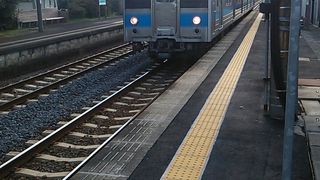 多度津～琴平間の普通列車には１２１系という車両が主に使用されています