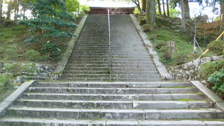 石段の上にそびえ立っています