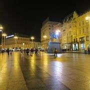 ヨシップ・イェラチッチ総督の騎馬像が広場中央にあります