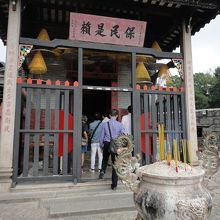 お線香をあげてから参拝します