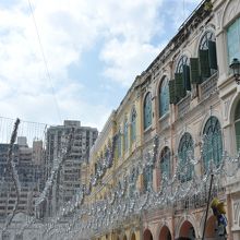 宮殿のような建物が続きます