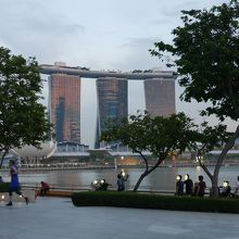 サンズを背景に散策し、ジョギング姿も見えました