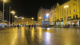 ヨシップ・イェラチッチ総督の騎馬像が広場中央にあります