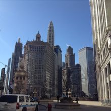 川沿いに集結する建物