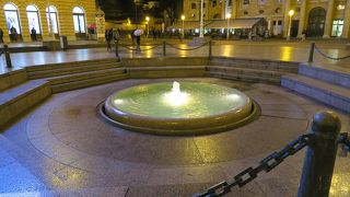 イェラチッチ総督広場の東側にあります。