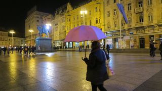 大きな騎馬像ですが、広場が広いので小さく見えます！