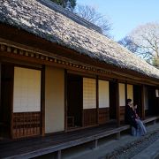 藁ぶき屋根の建物が二棟寄り添うように建っています