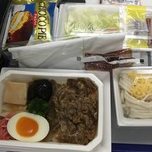 通常の機内食です