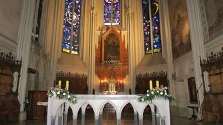 公園の隣にある静かな雰囲気の教会