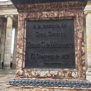 国会議事堂の中庭にあるトーマス シプリアーノ デ モスケラ像