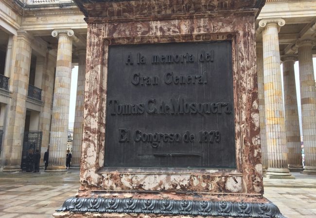 国会議事堂の中庭にあるトーマス シプリアーノ デ モスケラ像