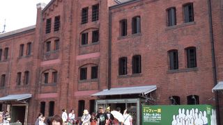 季節を問わず、屋内外で色々なイベントをやっていて、たくさんの人が集まります!