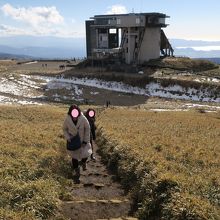 後ろに見えているのがロープウェイ乗り場