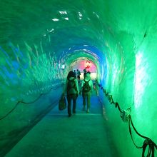 氷河のなかに掘られたトンネル
