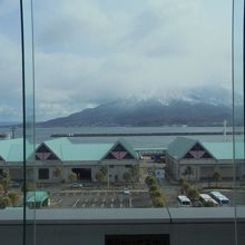 水族館３階から桜島を臨む。