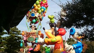 ゴールドの衣装でハピネスなパレード