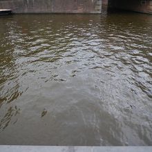 アンネ・フランクの家の前を流れる運河の水面