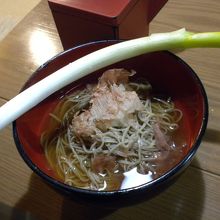 長ネギ１本を薬味兼箸代わりにして食べる名物「高遠そば」