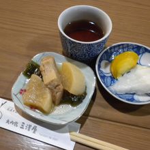 突出しの野菜の煮物の小皿と漬物