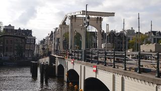 木製の両開きの跳ね橋