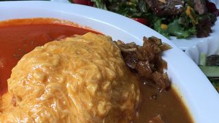 テラス席は森の中で食事をしている感じ