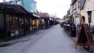 広い通りではありませんが狭くもありません。