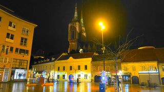 近代的なビルがある広場