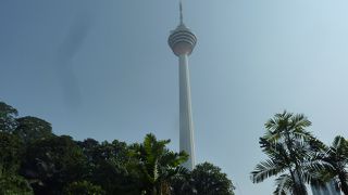 丘の上にあるタワー