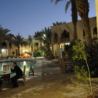 中庭、プール、ここを通り抜ける。