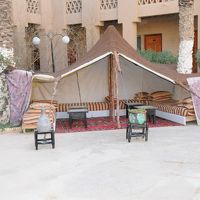 中庭、プール横に客用テント。