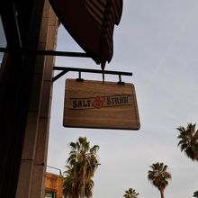 美味しいアイスクリーム屋さんがあります