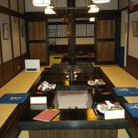 囲炉裏のある食事処。マスコミに登場するのはここだそうです