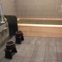 共用の「家族風呂」の檜は真新しい。温泉ではありません