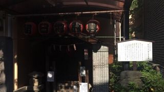 スーパーマーケットと地蔵堂