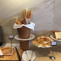 朝食ブッフェのパン