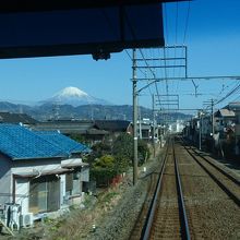 車窓からは富士山が見えます。