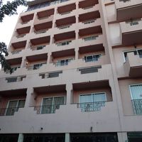 中庭から、明かりの点いている部屋。